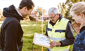 Blick auf den Vermessungsplan auf einer Baustelle