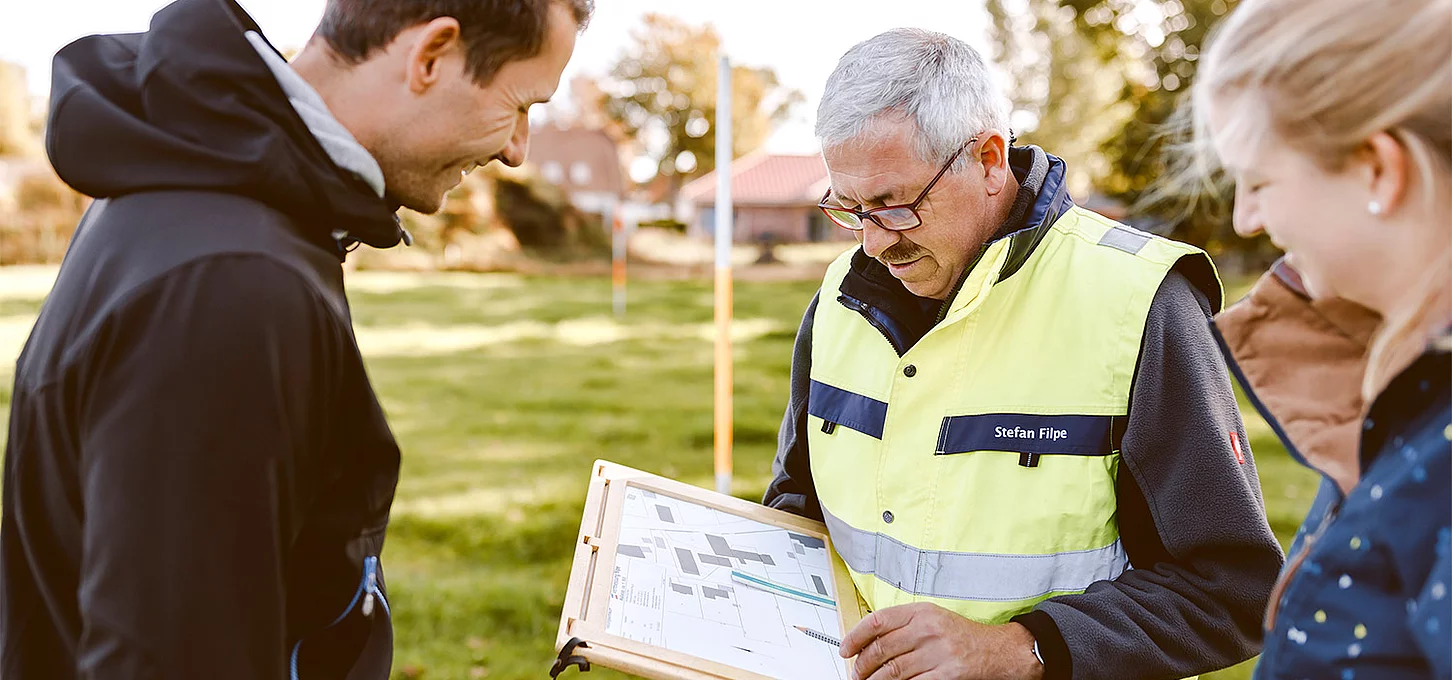 Blick auf den Vermessungsplan auf einer Baustelle