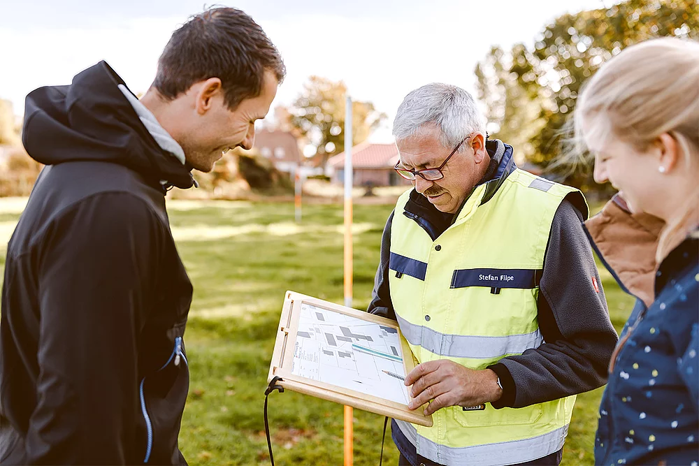 Blick auf den Vermessungsplan auf einer Baustelle