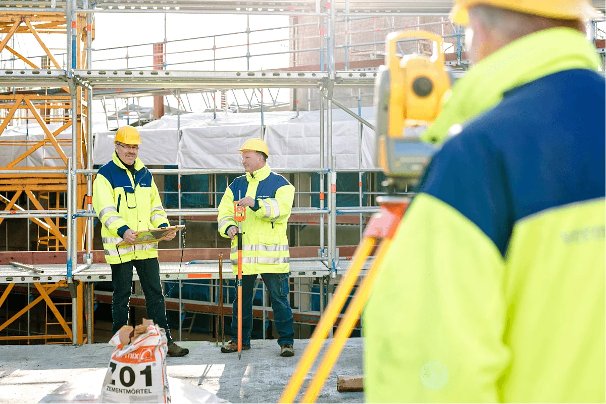 Das Team des Vermessungsbüros Filpe auf einer Baustelle.