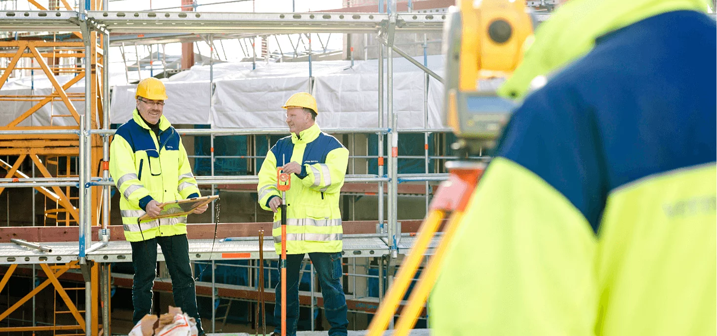 Das Team des Vermessungsbüros Filpe auf einer Baustelle.